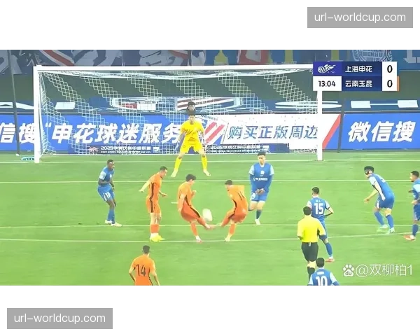 VAR长时间介入检查，判定上海申花进球前进攻球员是否越位。