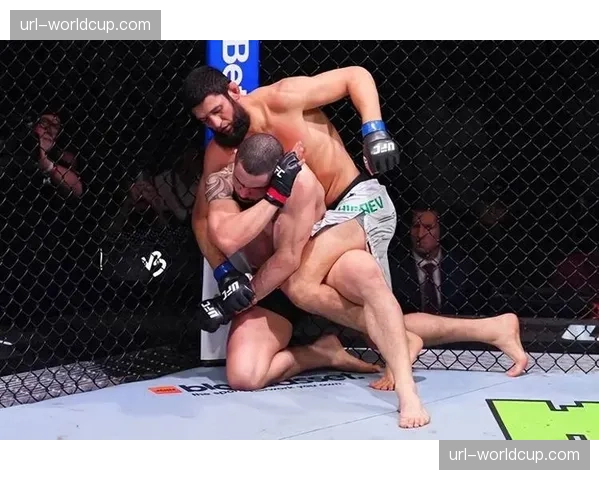 UFC格斗之夜：奇马耶夫一致判定胜爱德华兹，次中量级格局生变