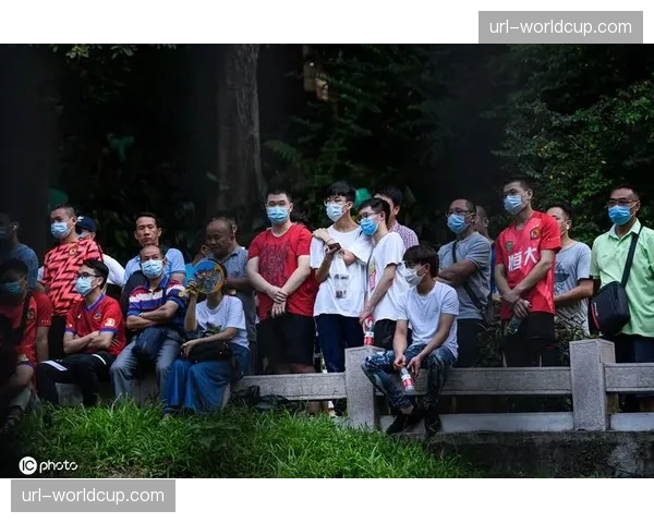 球馆安保升级致球迷进场延迟，两队热身时间压缩影响防守反应速度